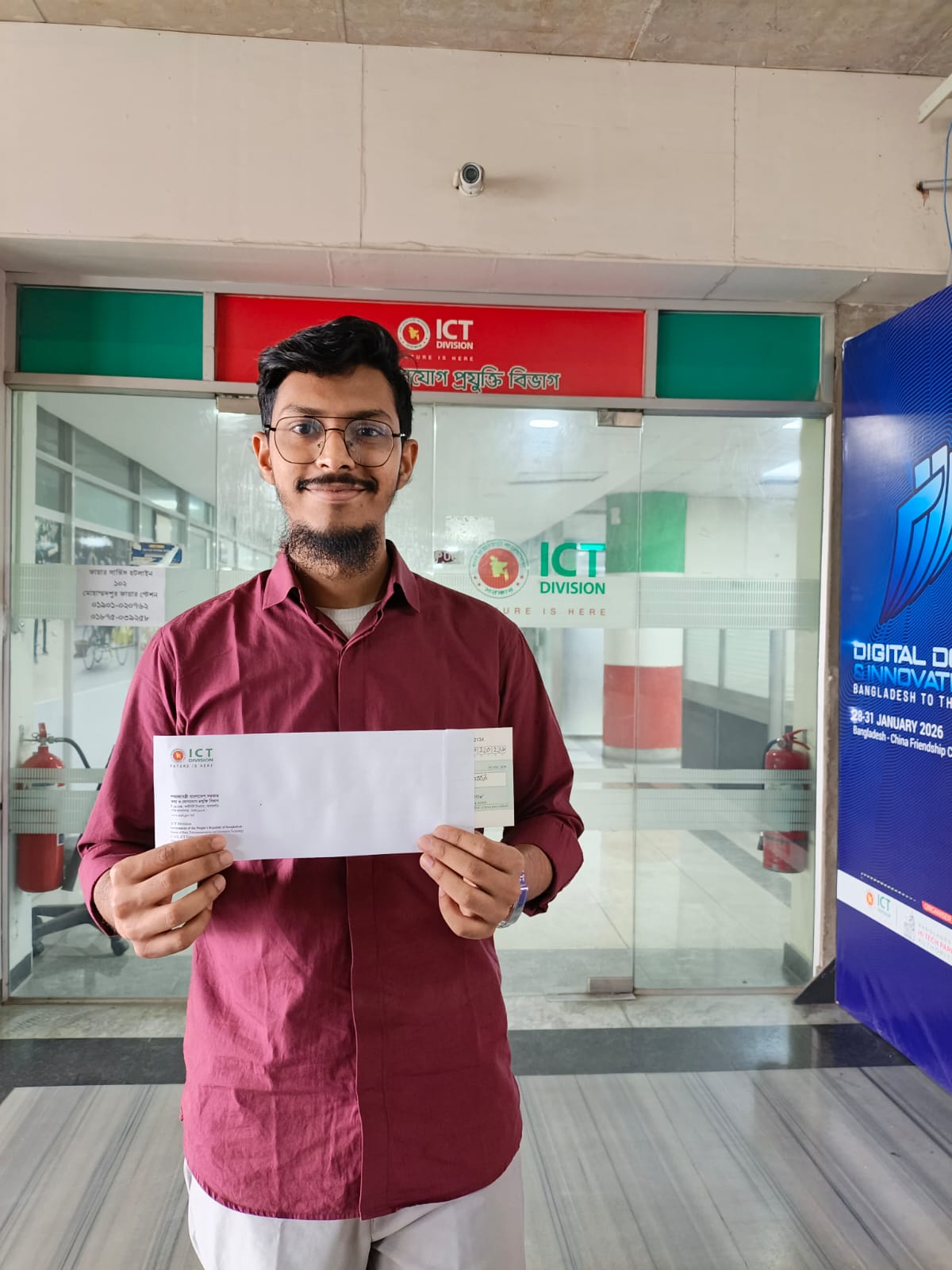 Mohammad Fahim Uddin receiving the ICT Division Innovation Grant